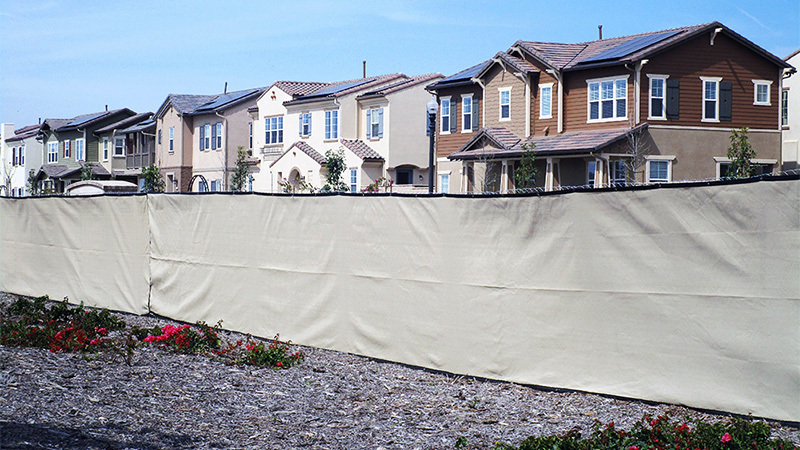 Temporary fence rentals for housing developments near Agoura Hills CA provided by top fencing company.