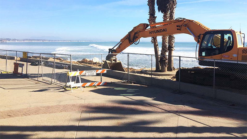 Traver freestanding fence panel rentals by an ocean side construction site.